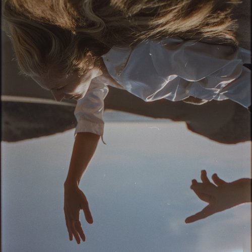 Imagen de apoyo de  ANNELIE: My Child, My Friend / Anchor (Annelie)